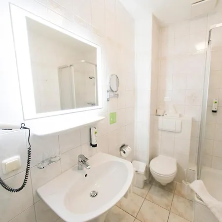 ホテル Fritz Schoene Lage Im Gruenen Mit Regionaler Kueche Kostenfreien Parkplaetzen Und E Ladestation 3*