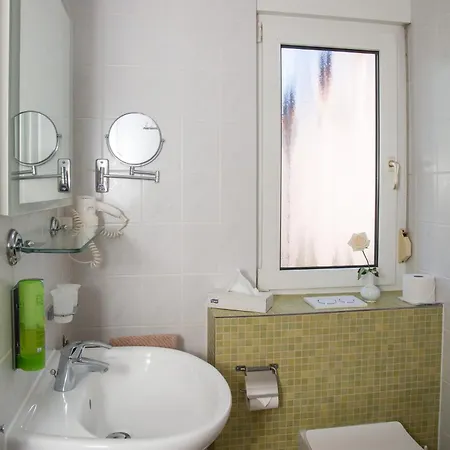 Fritz Schoene Lage Im Gruenen Mit Regionaler Kueche Kostenfreien Parkplaetzen Und E Ladestation ホテル シュヴェリーン