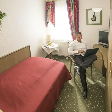 ホテル Fritz Schoene Lage Im Gruenen Mit Regionaler Kueche Kostenfreien Parkplaetzen Und E Ladestation 3*