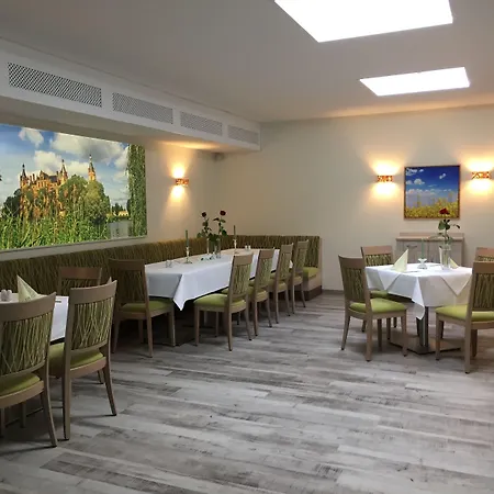 ホテル Fritz Schoene Lage Im Gruenen Mit Regionaler Kueche Kostenfreien Parkplaetzen Und E Ladestation 3*