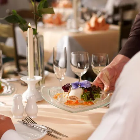 Fritz Schoene Lage Im Gruenen Mit Regionaler Kueche Kostenfreien Parkplaetzen Und E Ladestation 3*