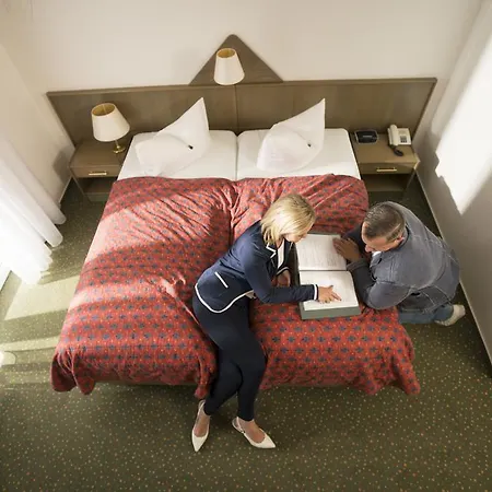 ホテル Fritz Schoene Lage Im Gruenen Mit Regionaler Kueche Kostenfreien Parkplaetzen Und E Ladestation シュヴェリーン