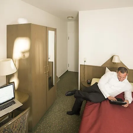 ホテル Fritz Schoene Lage Im Gruenen Mit Regionaler Kueche Kostenfreien Parkplaetzen Und E Ladestation シュヴェリーン